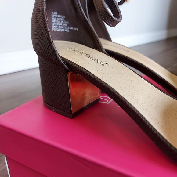 Shoedazzle Ankle Strap sandals - Picture 5 of 7